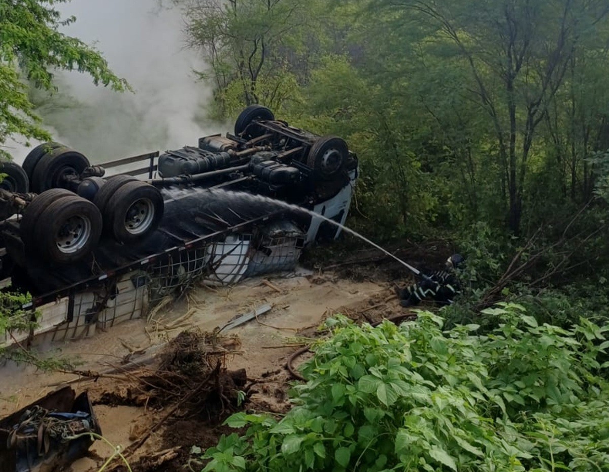 Caminhão com produto químico tomba e vaza carga às margens da BR-226 no RN