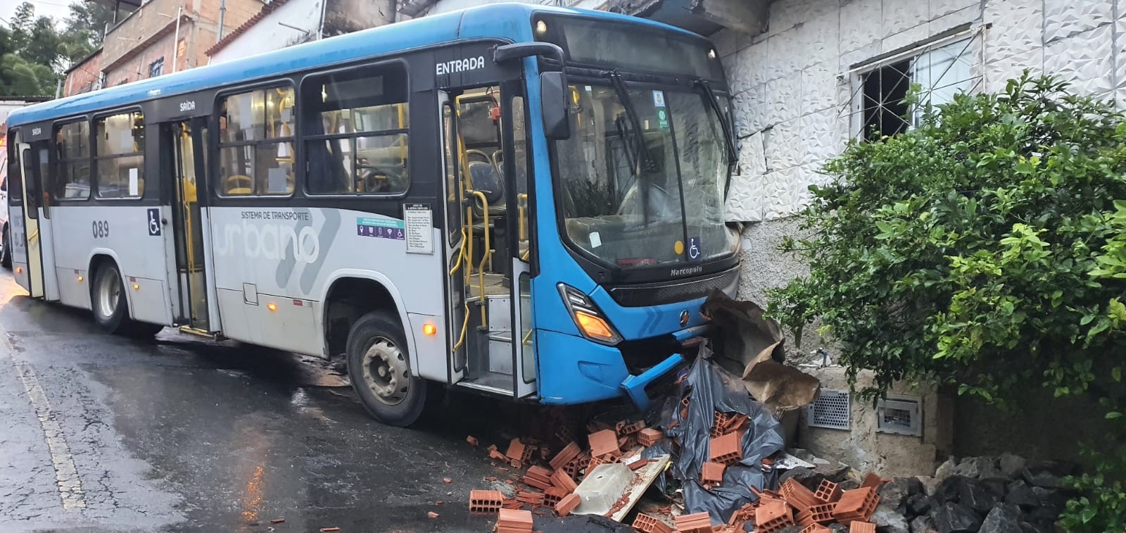 Ônibus bate em muro de igreja no Bairro Granjas Betânia, em Juiz de Fora