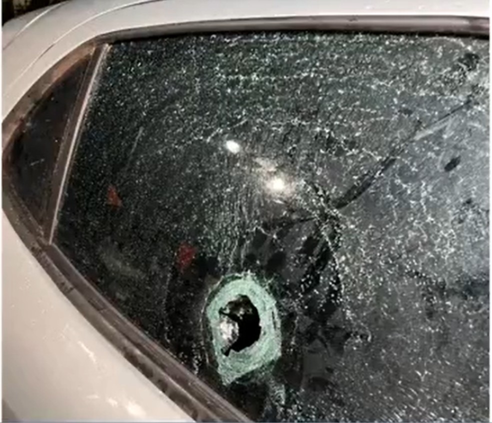 Bala atingiu vidro traseiro do carro da prefeita de Aporá — Foto: Redes sociais