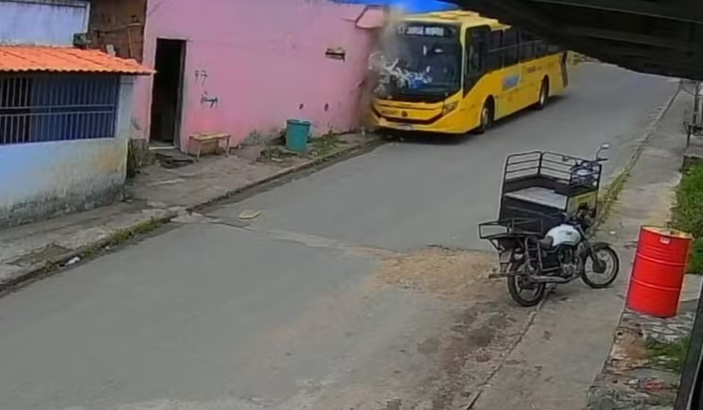 Ônibus atinge casa no sul da Bahia