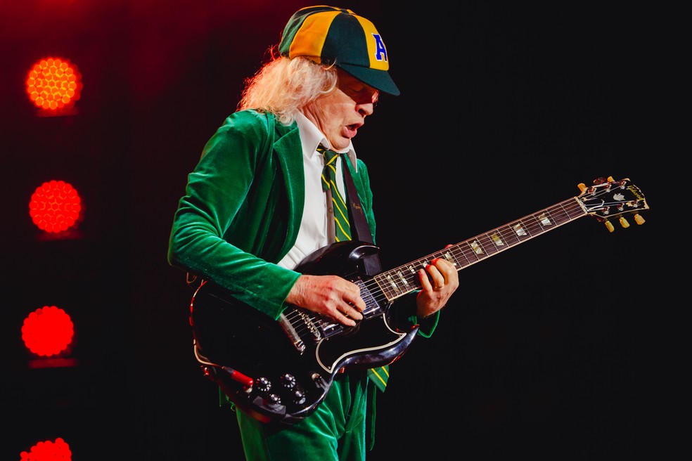 Angus Young em show do AC/DC, em São Paulo, em 2026 — Foto: MRossi/Live Nation Brasil