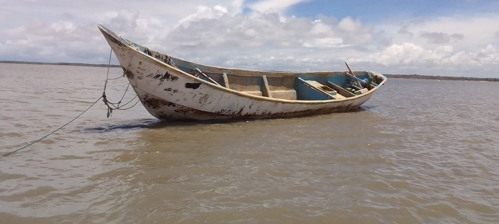 Barco foi encontrado à deriva no Pará com corpos no fundo da embarcação. — Foto: Reprodução