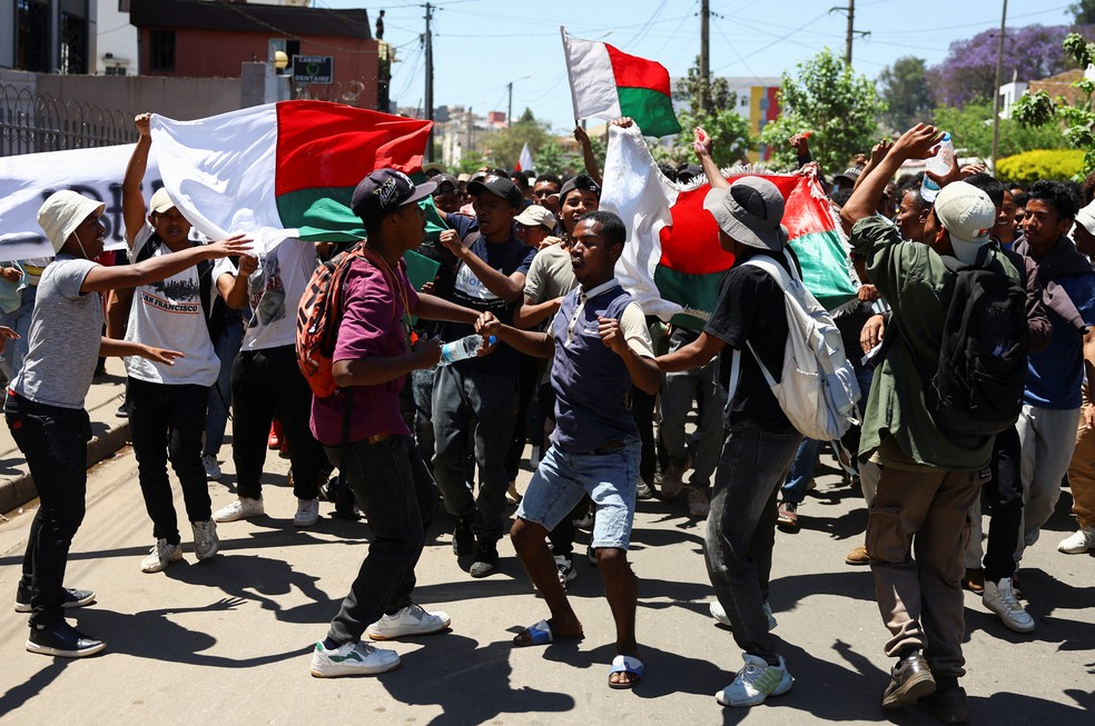 Manifestantes voltaram às ruas de Antananarivo, Madagascar, nesta segunda (13) e comemoraram fuga do presidente — Foto: REUTERS/Siphiwe Sibeko
