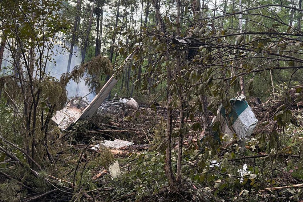 Avião comercial caiu na cidade de Tynda, na região de Amur, no leste da Rússia, no dia 24 de julho de 2025 — Foto: Far Eastern Transport Prosecutor's Office/AFP