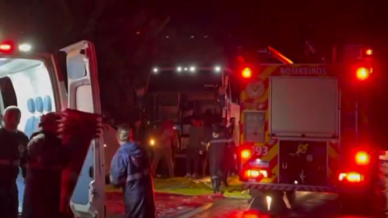 Ônibus de turismo de MG tomba e deixa dois mortos e feridos na BR-262, no ES