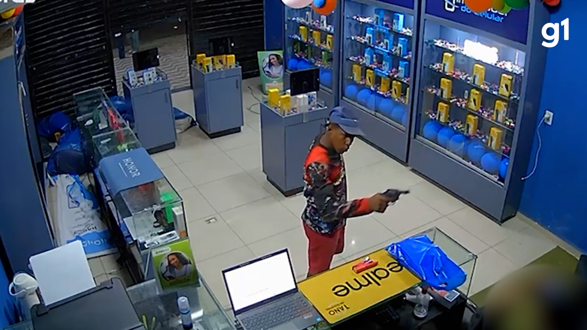 Homem armado rende funcionários e assalta loja de celulares em João Pessoa; veja vídeo