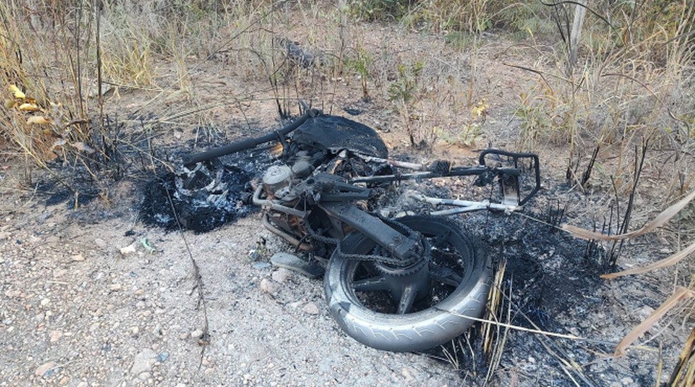 Moto ficou totalmente carbonizada. — Foto: Reprodução/PMMG