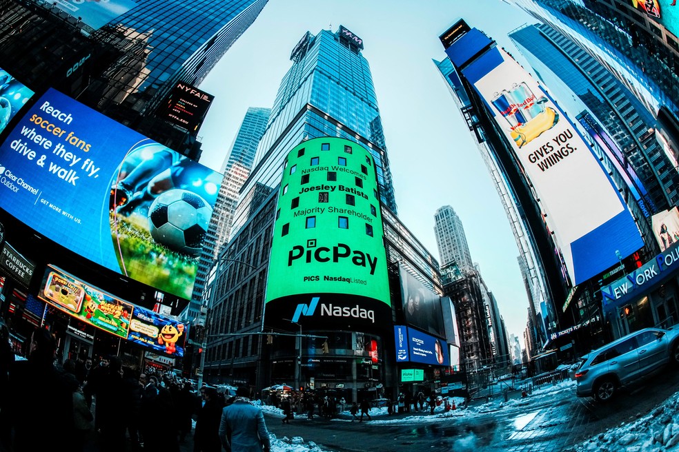 O logotipo do banco digital brasileiro PicPay é exibido no prédio da Nasdaq após o toque do sino de abertura na bolsa Nasdaq durante o IPO da empresa, no site do mercado Nasdaq na Times Square, na cidade de Nova York, EUA, em 29 de janeiro de 2026. — Foto: Reuters