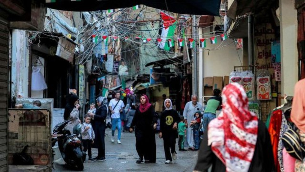 Bandeiras palestinas em um campo de refugiados ao sul de Beirute, no Líbano. — Foto: Getty Images via BBC