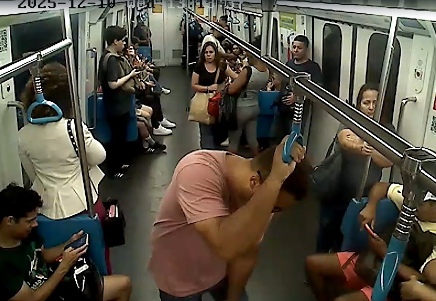 Suspeito de série de roubos em vagões do metrô no Rio é preso; vídeo mostra crimes