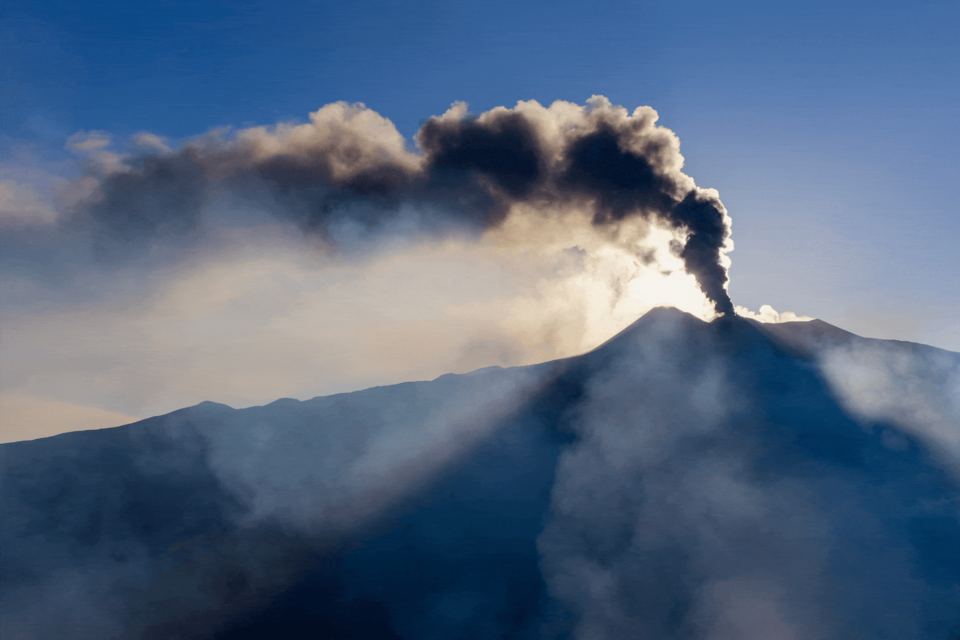 Erupção do Etna atrai multidão de turistas na Itália; veja FOTOS
