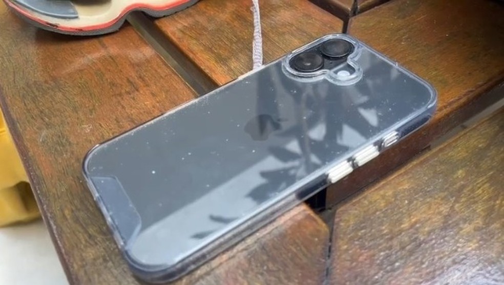 Um celular das vítimas foi recuperado pela polícia. — Foto: Guilherme Ferraz/TV Vanguarda