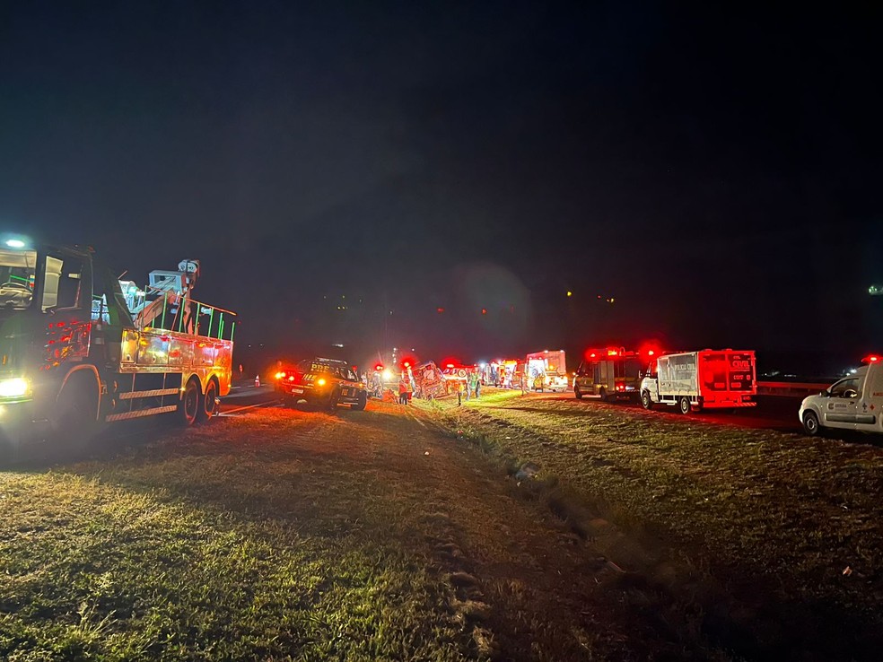 Acidente entre ônibus e carreta matou duas pessoas e deixou mais de 30 feridos em Uberaba — Foto: PRF/Divulgação