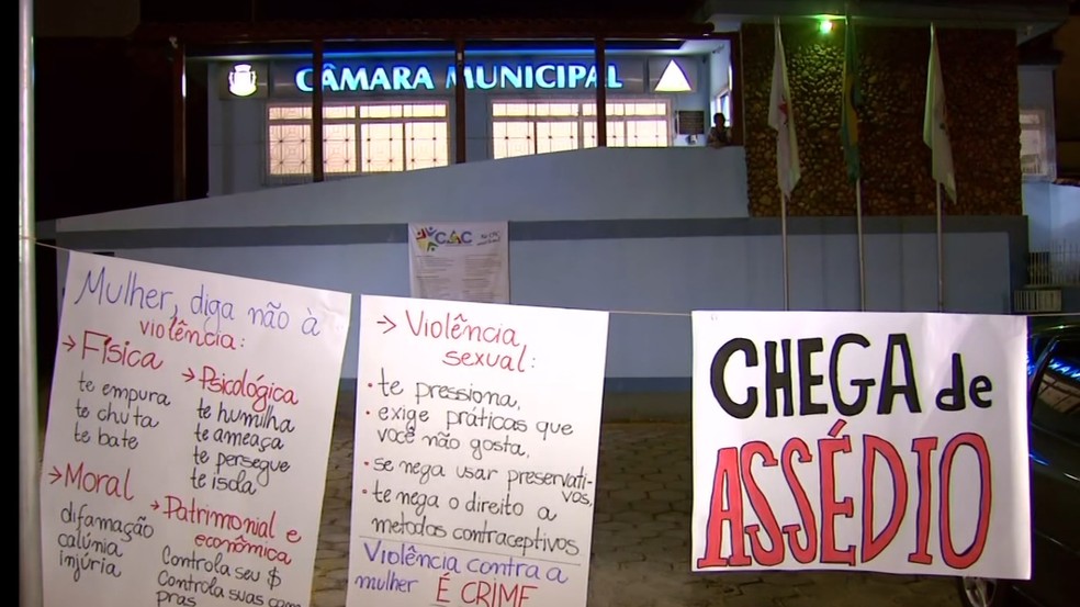Moradoras protestam contra sigilo em comissão que apura denúncia de assédio sexual na Câmara de Santa Rita do Sapucaí — Foto: Reprodução/EPTV
