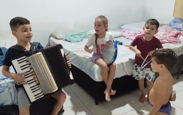 Sanfoneiro de 9 anos 'monta banda' com os irmãos e se inspira no pai: 'Gosto de ver ele tocar'