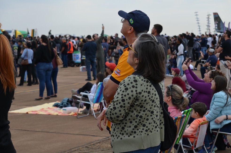 Milhares de pessoas acompanharam Domingo Aéreo em Pirassununga — Foto: Ana Marin/g1