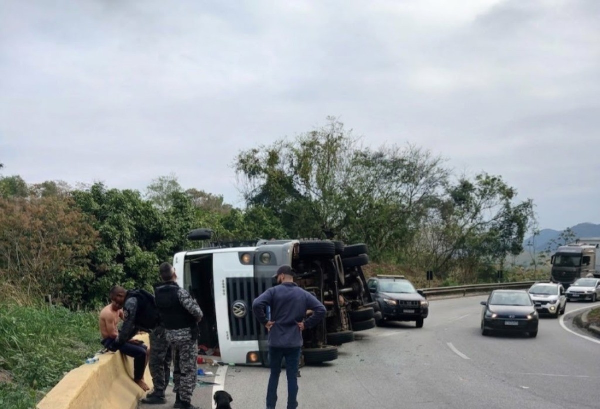 Caminhão tomba e interdita parcialmente a Via Dutra, em Piraí 