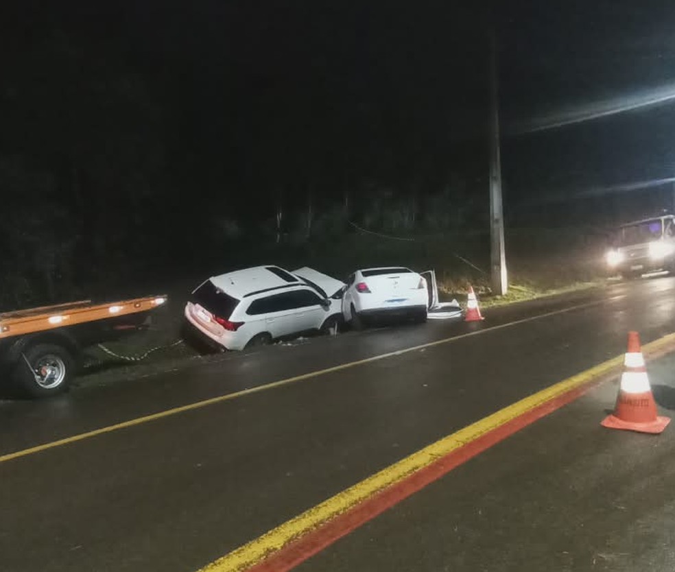 Com o impacto da batida, ambos os veículos foram arremessados para fora da pista — Foto: Polícia Civil