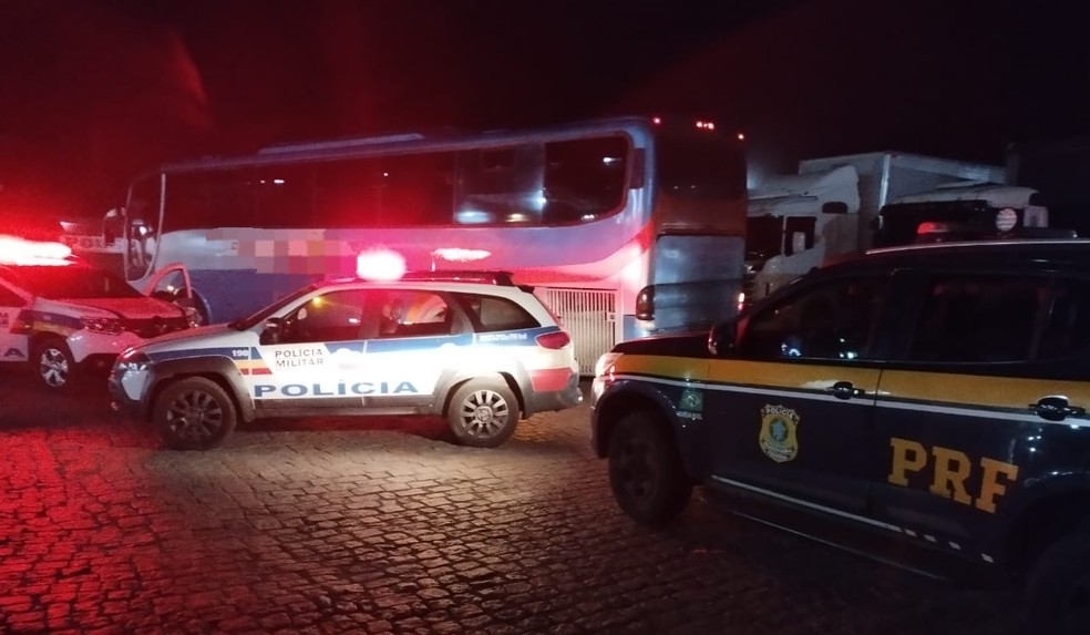 ônibus abordado pela PRF e PMMG — Foto: Polícia Rodoviária Federal