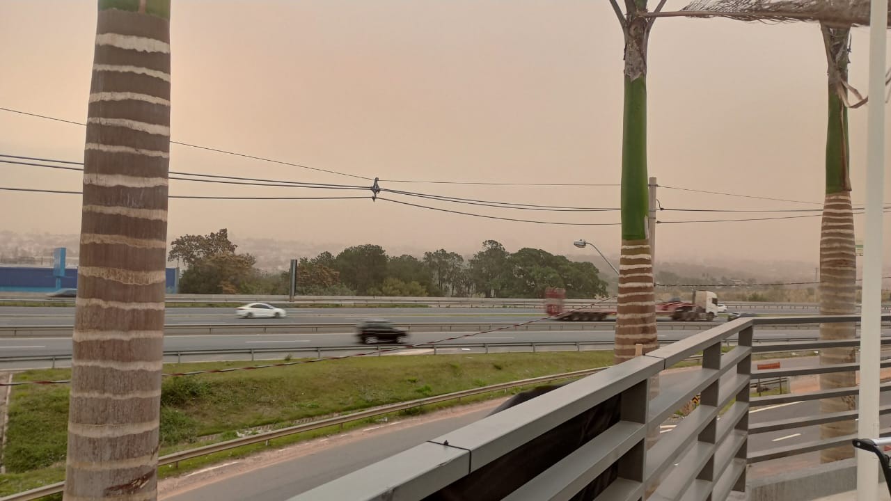 Rajada de vento de até 75,9 km/h 'levanta poeira' e reduz visibilidade no céu de Campinas