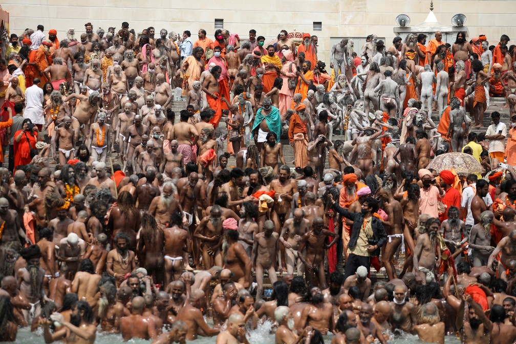 Naga Sadhus, ou homens sagrados hindus, mergulham no rio Ganges em 12 de abril de 2021 durante festival religioso em Haridwar, na Índia,  em meio à pandemia do novo coronavírus (Covid-19) — Foto: Anushree Fadnavis/Reuters