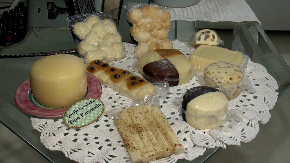 Produção de queijos artesanais em João Neiva, Espírito Santo, utiliza leite cru — Foto: Reprodução/TV Gazeta