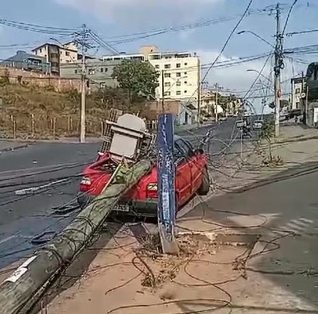 Poste com transformador cai em cima de carro