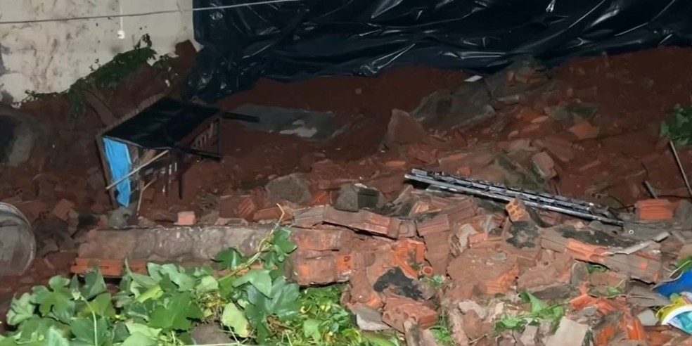 2 de 4
Moradores afetados precisaram abandonar residências após fortes chuvas na tarde de quinta-feira (19) em Jaú (SP) — Foto: TV TEM