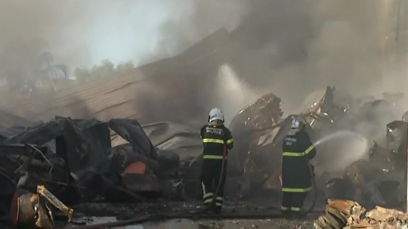 Incêndio de grandes proporções atinge galpão de empresa em Sobral