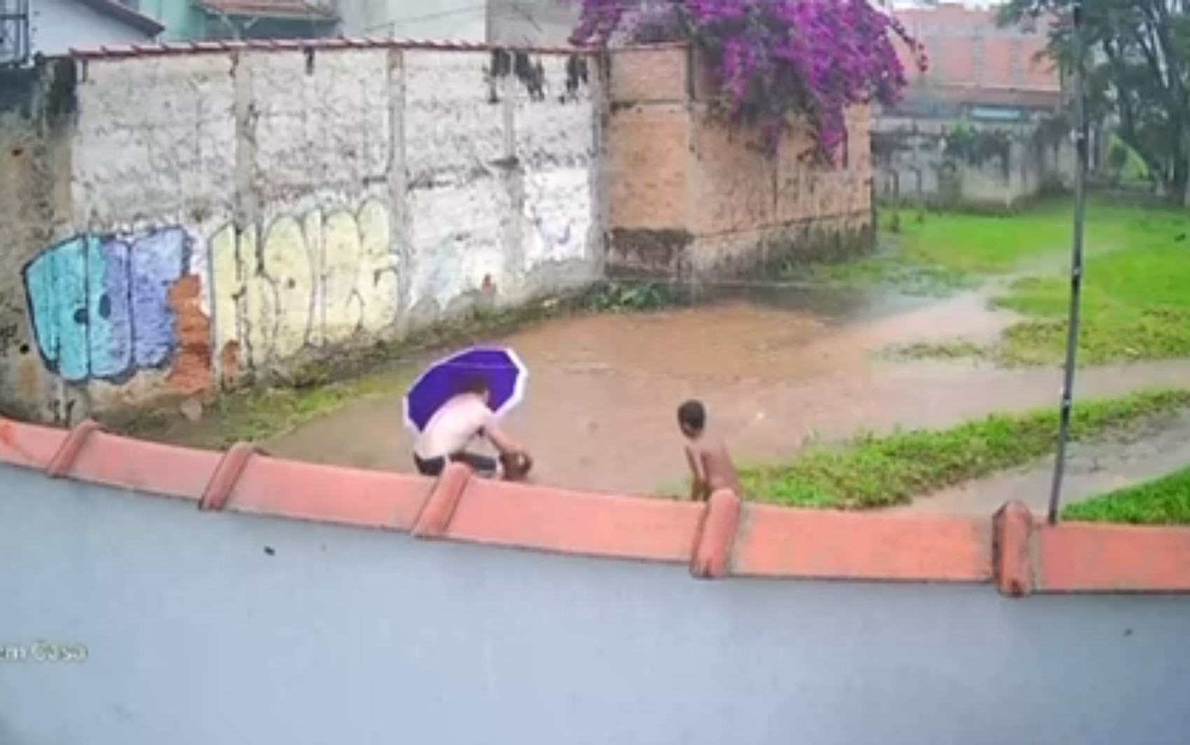 Bombeiros procuram por criança que caiu em córrego durante chuva em Pouso Alegre, MG