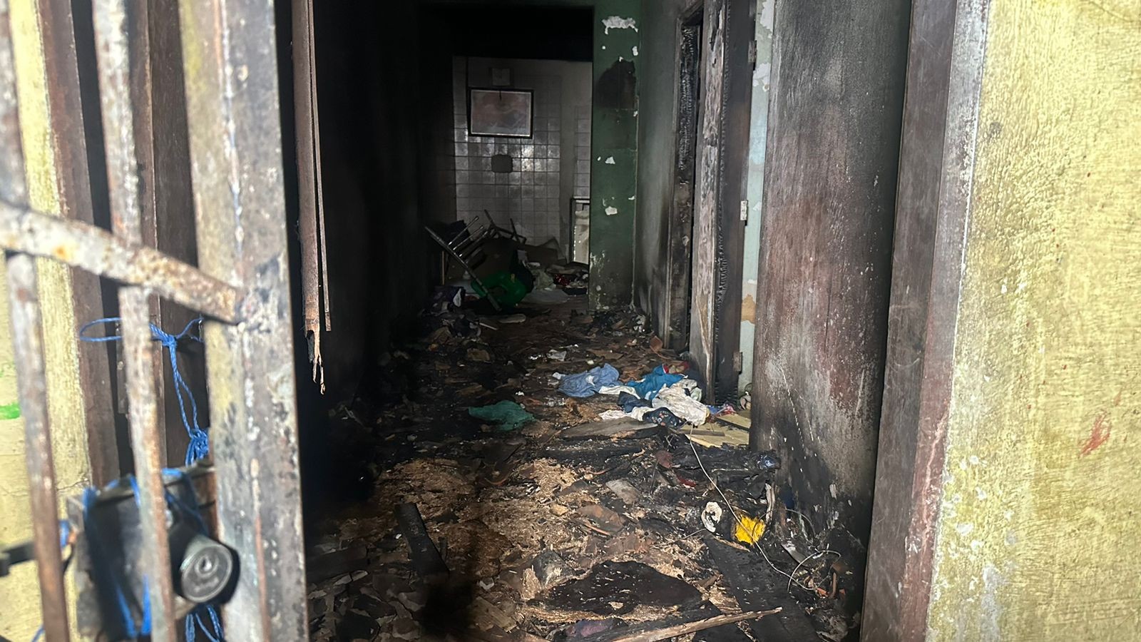 Casa fica destruída em incêndio após idoso sair para posto de saúde e deixar vela acesa