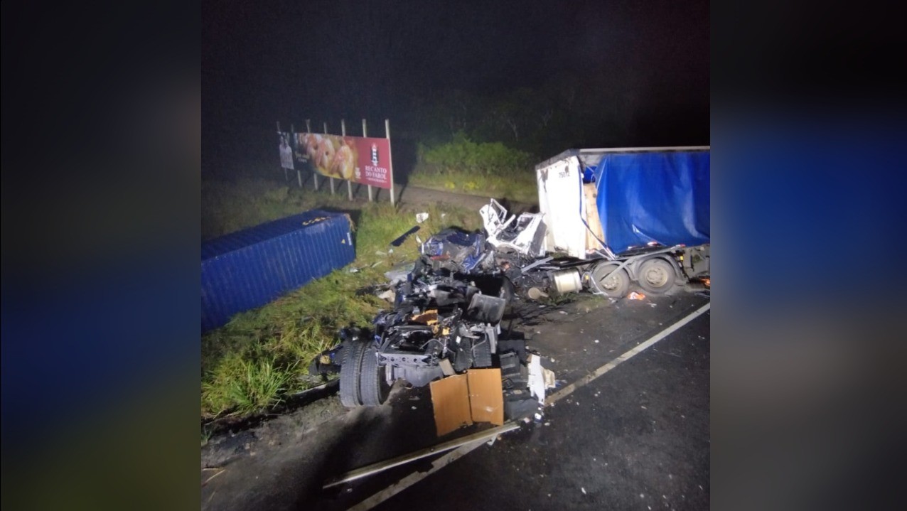 Caminhões batem de frente e motorista morre em rodovia de SC
