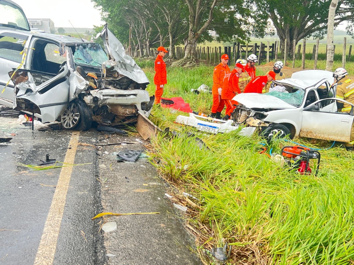 Três homens morrem após carros baterem de frente na Bahia