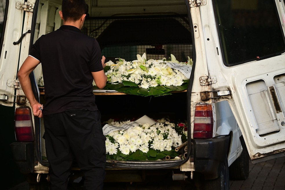 Coroas de flores estão entre as homenagens à atriz. — Foto: Leo Franco/AgNews
