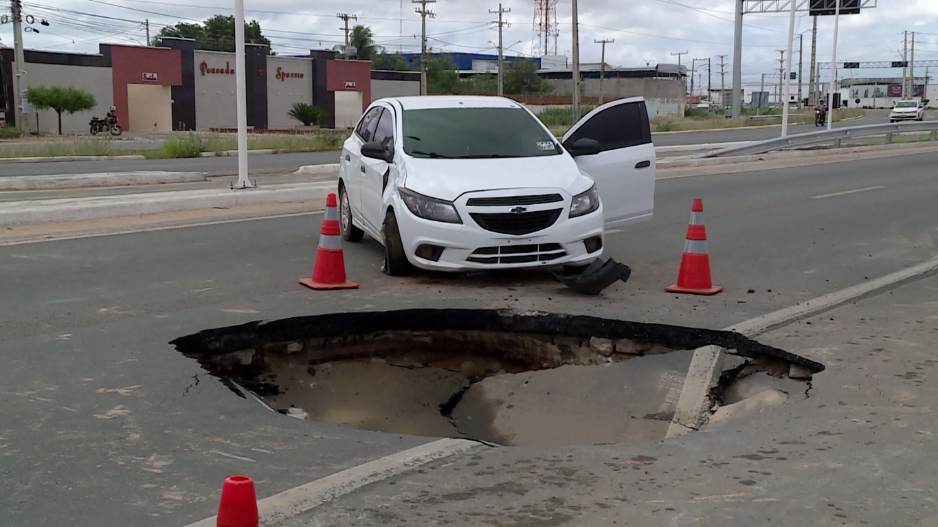 Carro cai em cratera na BR 428 em Petrolina; buraco foi aberto após vazamento de água