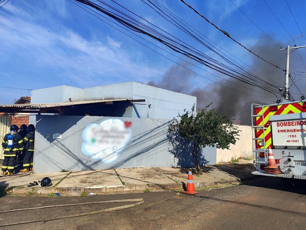 Bombeiros e Defesa Civil foram acionados para atender a ocorrência de incêndio em Botucatu — Foto: Defesa Civil/Divulgação