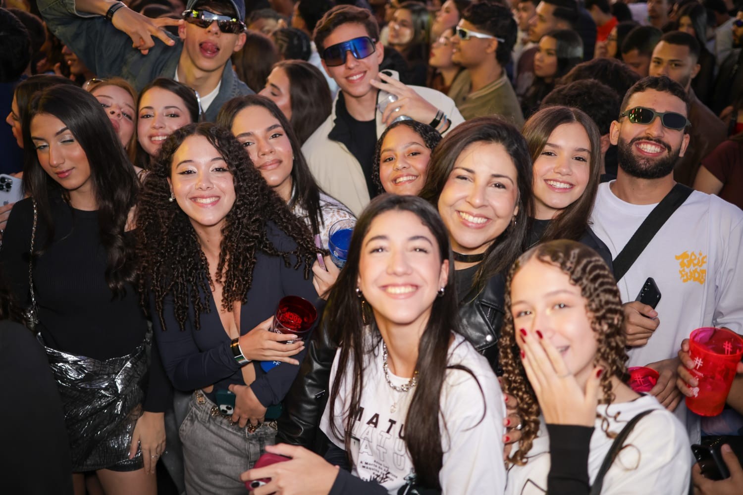 Fãs curtem o primeiro show da noite no último dia do Festival de Inverno Bahia — Foto: Laécio Lacerda