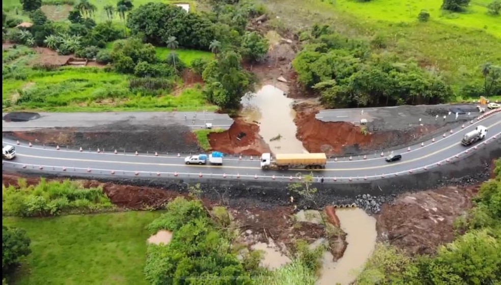 At&eacute; a reconstru&ccedil;&atilde;o da pista, o tr&acirc;nsito foi liberado em um desvio provis&oacute;rio &mdash; Foto: Ecovias do Cerrado/Divulga&ccedil;&atilde;o