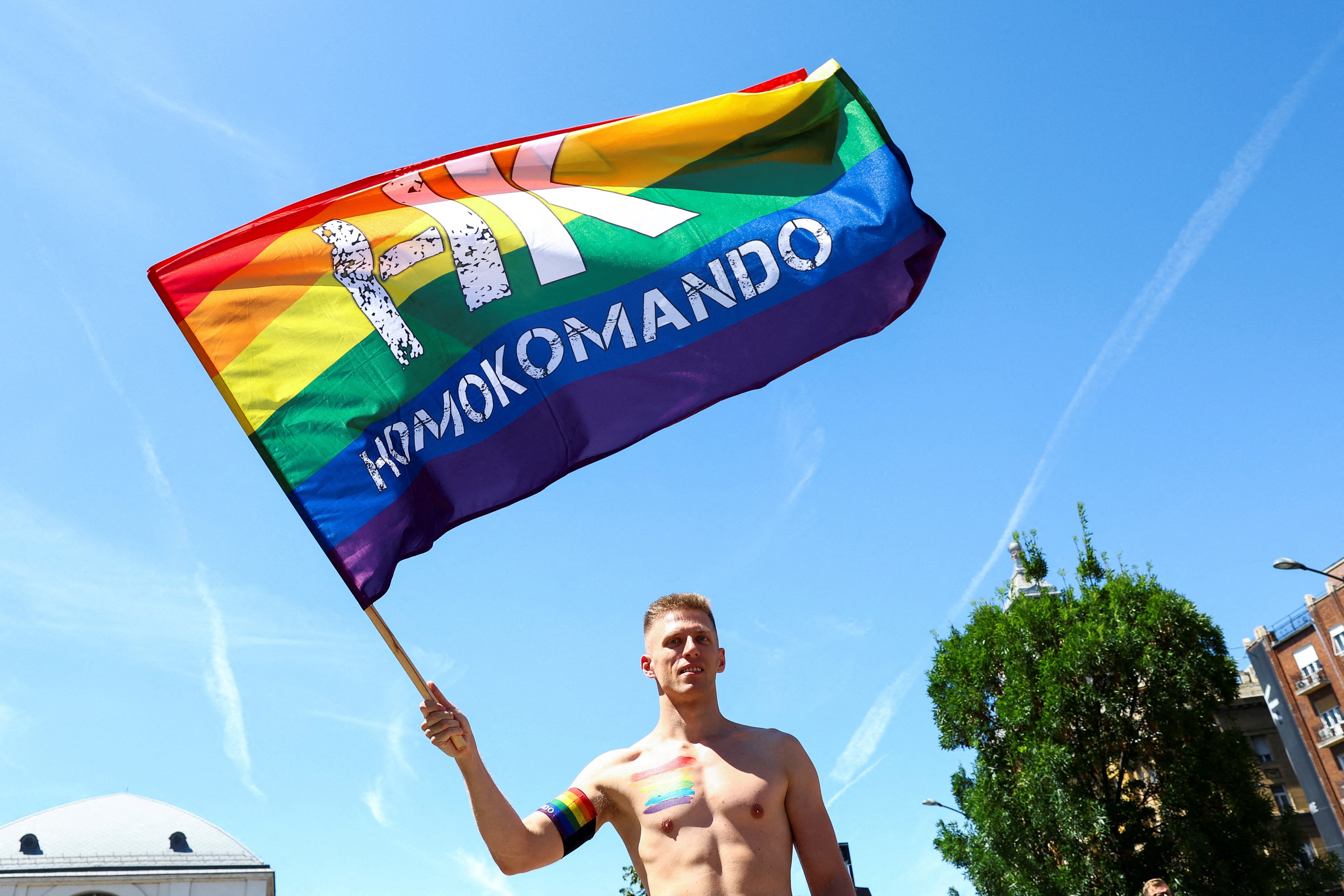 Milhares marcham por direitos LGBT+ na Hungria mesmo depois de proibição 