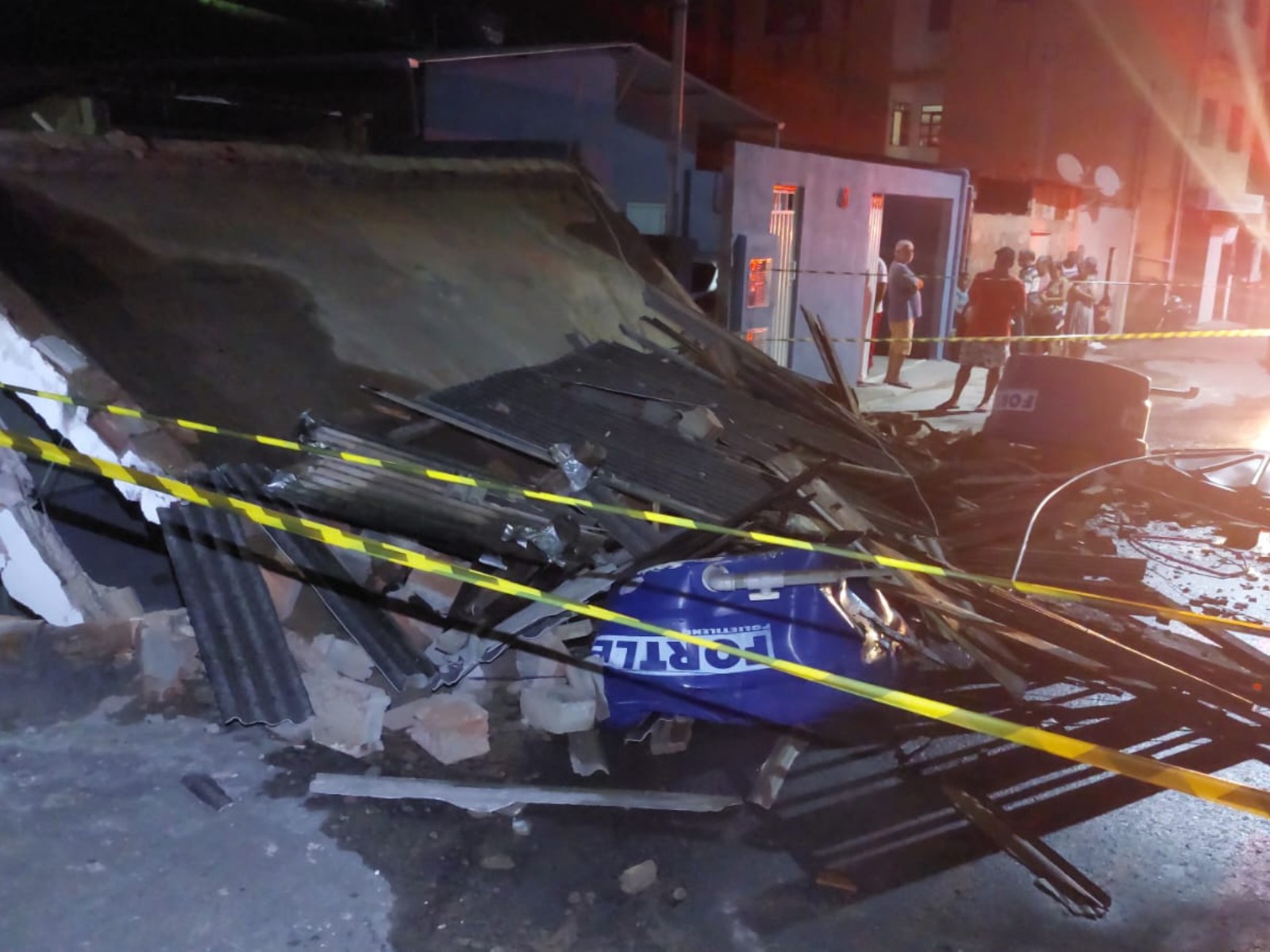 Estrutura de casa desaba e leva à evacuação de imóveis vizinhos em Caratinga