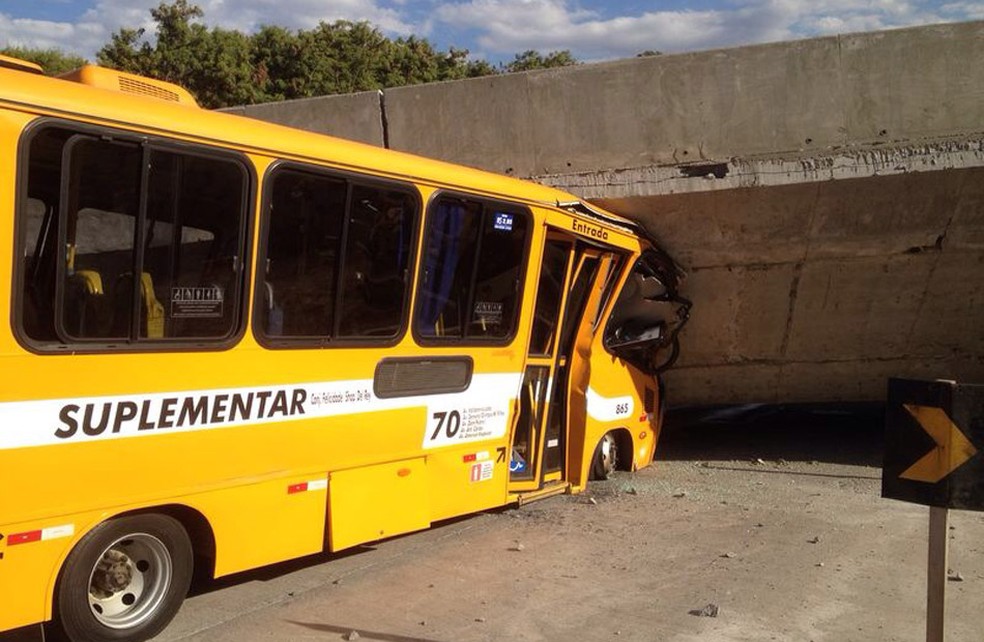 Ônibus atingido com a queda do viaduto em Belo Horizonte — Foto: Lucas Prates/Jornal Hoje em Dia/Estadão Conteúdo