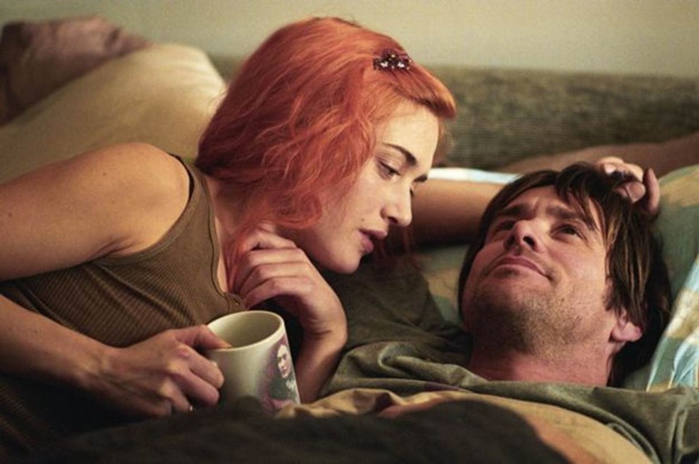 Kate Winslet e Jim Carrey interpretam um casal que apagou as memórias um do outro em 'Brilho Eterno de uma Mente sem Lembranças' — Foto: Rex Features