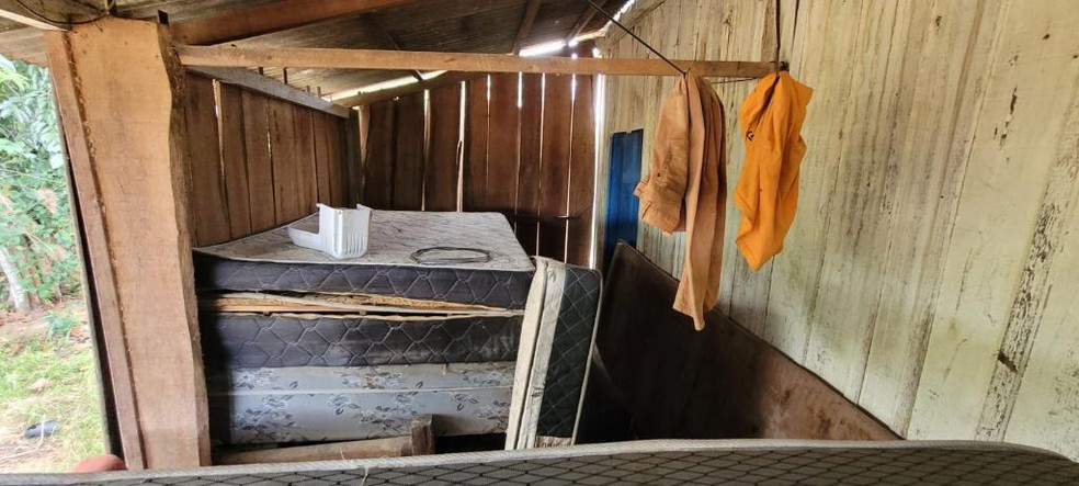 As vítimas relataram que não eram devidamente alimentadas e dormiam em pequenos colchões jogados no chão — Foto: Polícia Militar