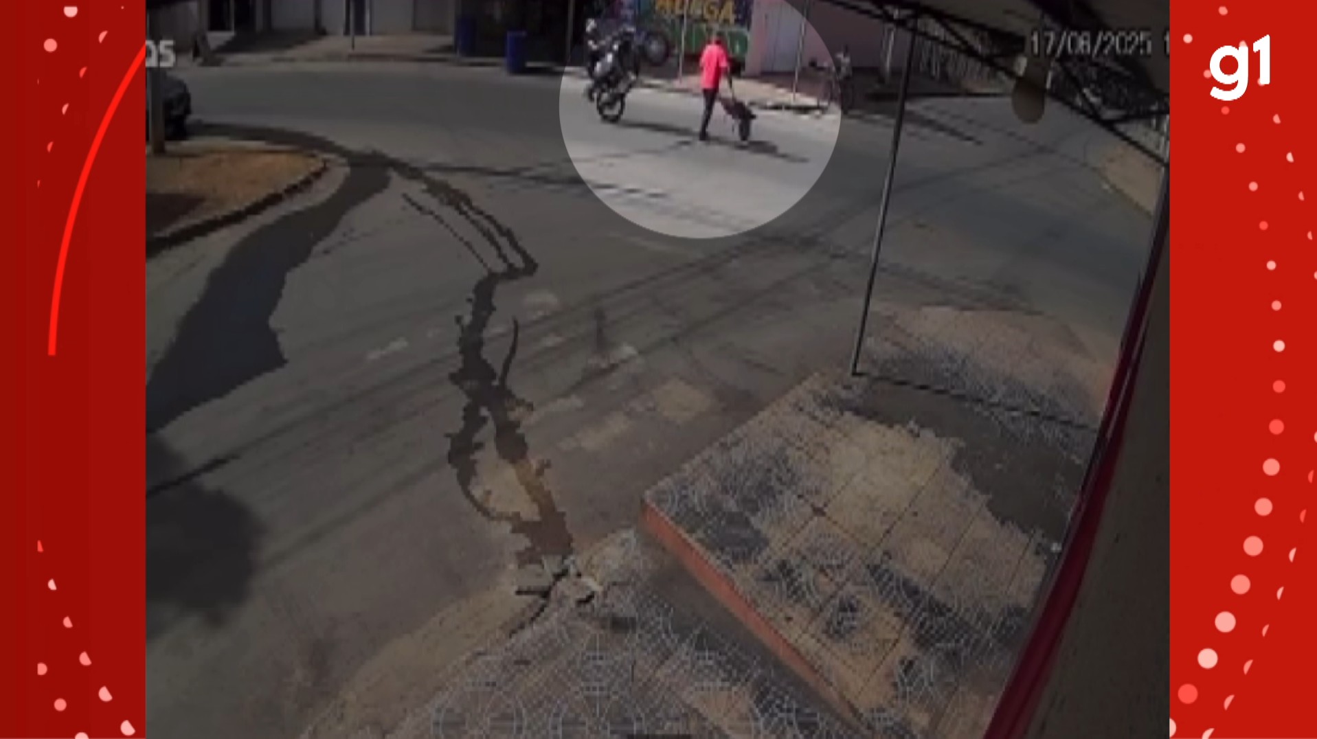 Vídeo: idoso é atropelado por motociclista que empinava moto em Montes Claros