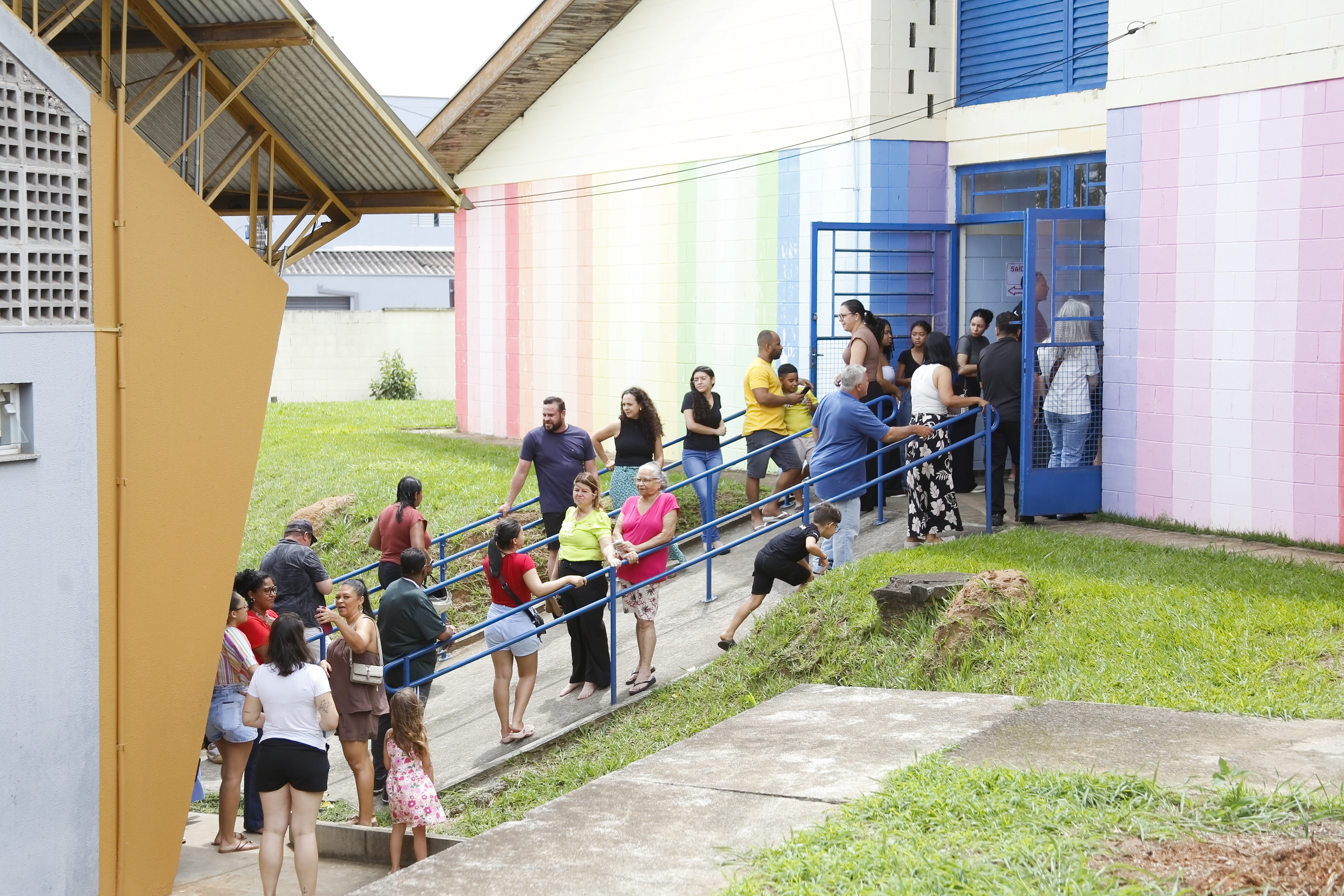 Eleições 2026 - Limeira (SP) - Eleitores aguardam na rampa da EMEIEF Dr Waldemar Lucato — Foto: Luciano Leão