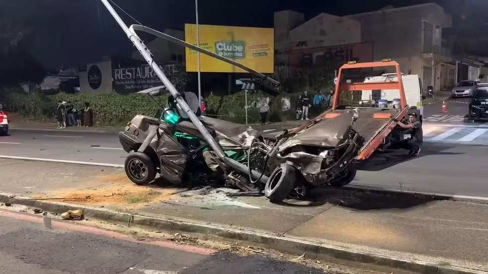Casal morre após carro bater contra semáforo em Indaiatuba — Foto: Paulo Bernardino
