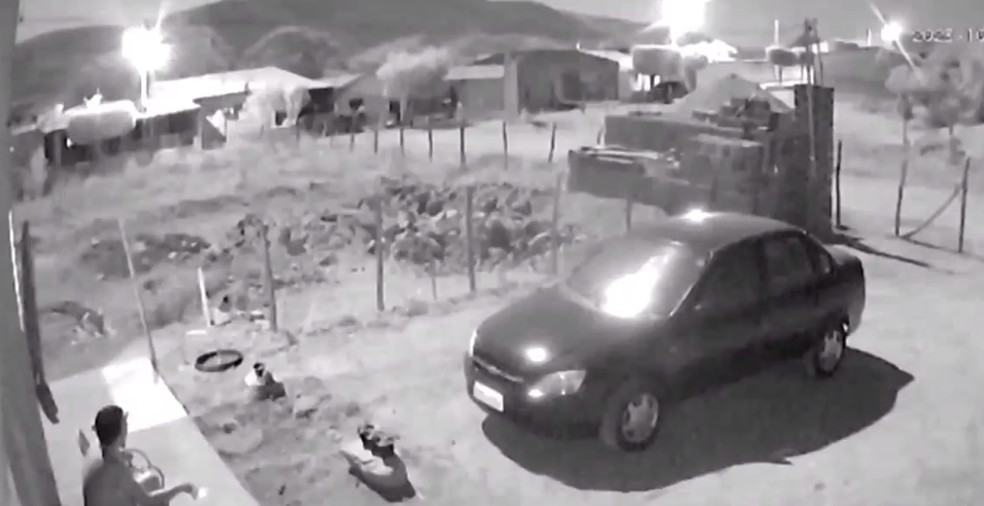 Câmeras de segurança de uma residência em Tarrafas registrou o meteoro passando pelo céu. — Foto: Reprodução/TV Verdes Maeres