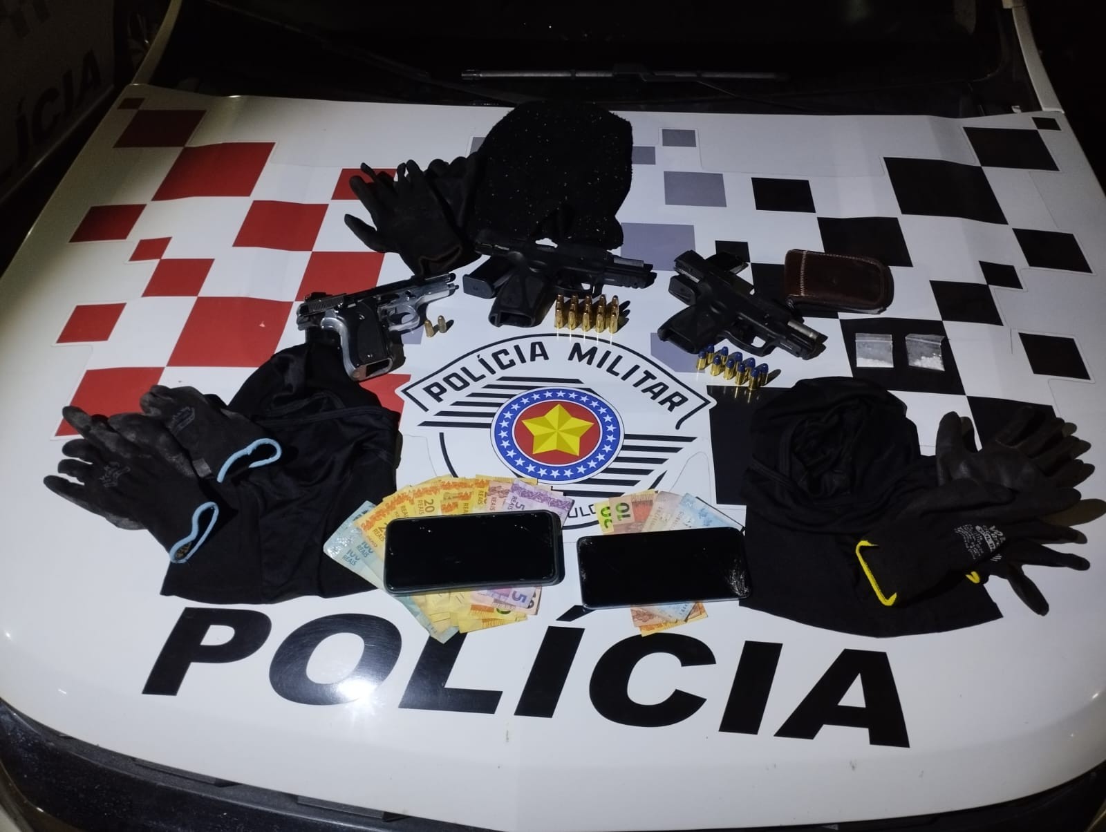 Quatro homens são detidos após PM apreender armas e munições durante abordagem em Ribeirão Branco