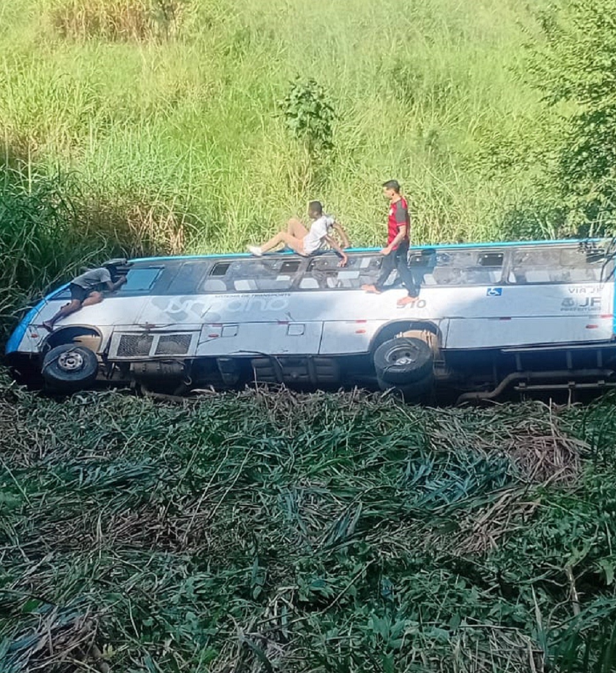 Micro-ônibus capota e cai em barranco no Bairro Niterói, em Juiz de Fora