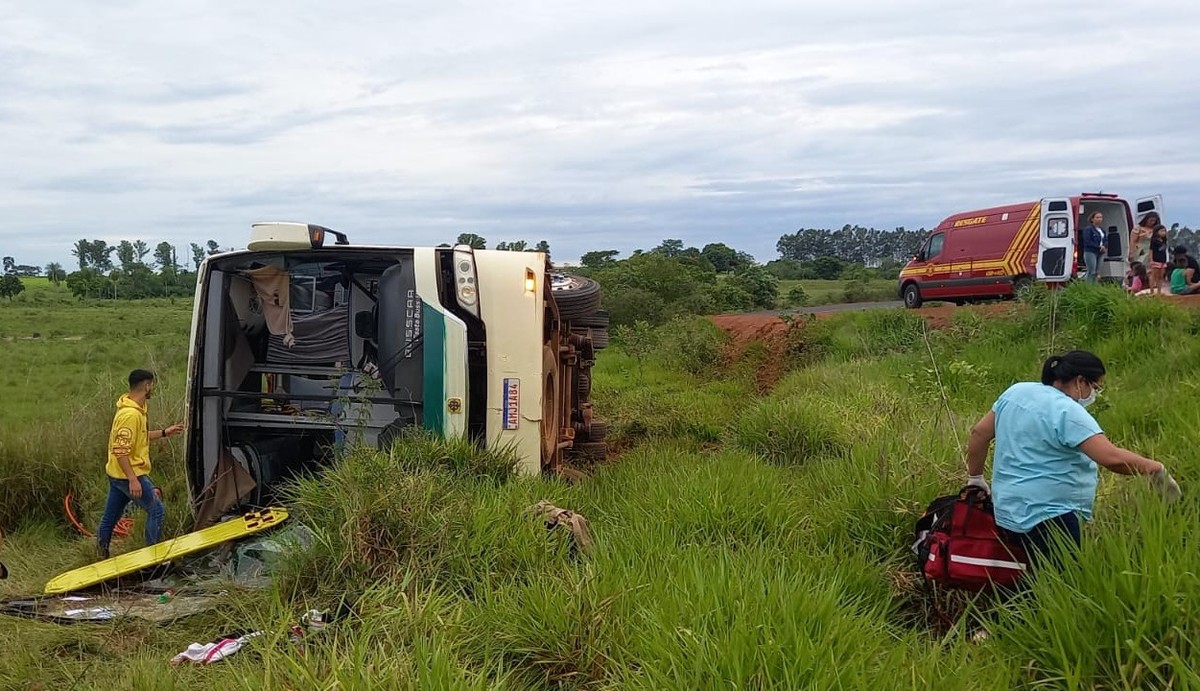 Ônibus que levava time da Série D tomba na estrada a caminho de jogo;  Ninguém se feriu, brasileirão série d